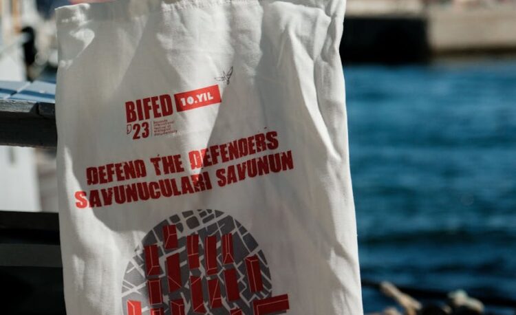cloth shopping bag with the slogan of persecuted human rights defenders in english and turkish