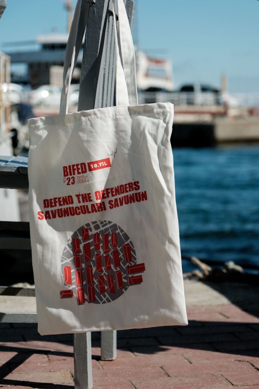 cloth shopping bag with the slogan of persecuted human rights defenders in english and turkish